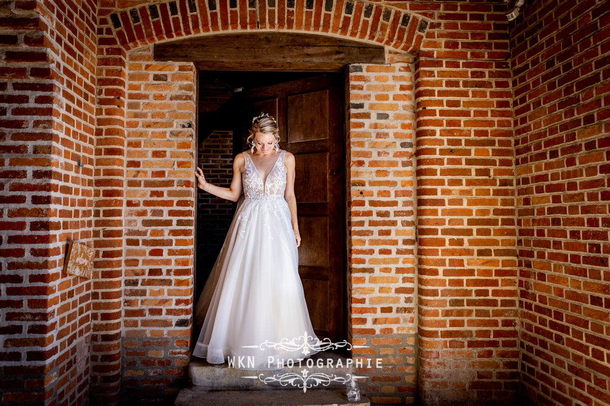 Claire, quelques instants avant le premier regard, se tient à l'embrasure d'une porte, émue et prête à retrouver Corentin.